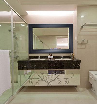 Miroir rectangulaire en cadre en bois pour salle de bains